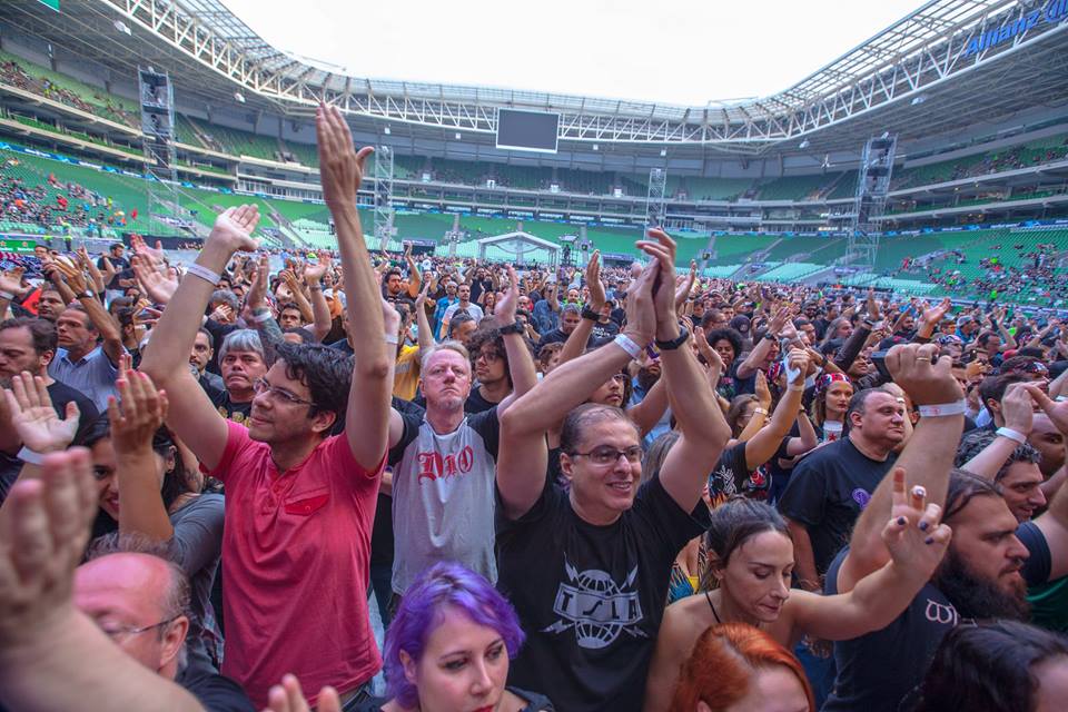 Aposentadoria e morte de roqueiros deve mudar rock de arena